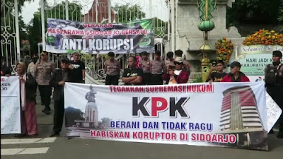 Warga Demo Tuntut KPK selesaikan Dugaan Kasus Korupsi Kantor BPPD Yang Diduga Melibatkan Bupati Sidoarjo 
