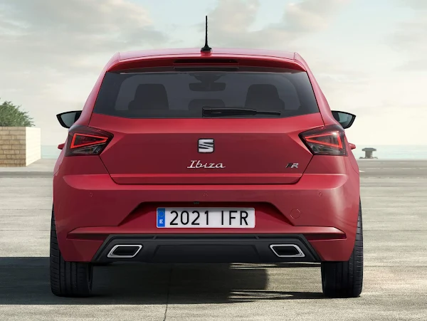 Seat Ibiza 2021 ganha facelift e tela multimídia flutuante no interior