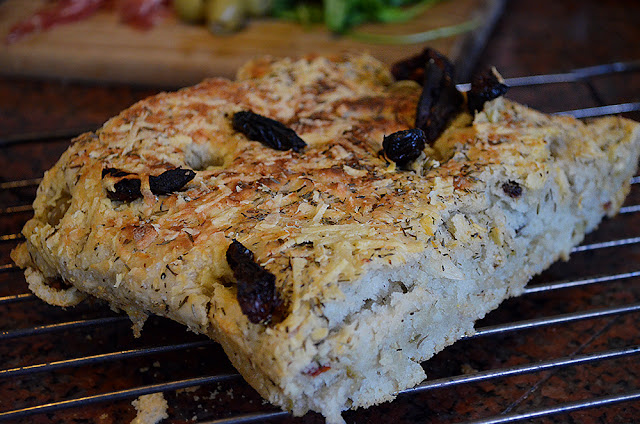 food, food blog, focaccia, focaccia italiana, receta de focaccia, focaccia de aceitunas y romero, focaccia recipe, recipes, recipe, easy recipe, recetas faciles, foodtruck, foodporn, jamón, rúcula, bruschettas, 