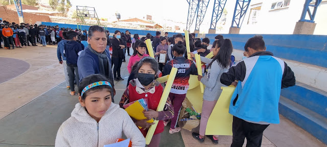 600 Schüler haben Dank ihrer Unterstützung Schulmaterialien in der Tomás-Katari-Bildungseinrichtung in Macha Bolivien erhalten. Dieses Jahr haben wir 80 Prozent  der Schüler erreicht. Nächstes Jahr im März führen wir die Aktion weiter. Wir freuen uns wenn wir weiter dafür Unterstützung bekommen.