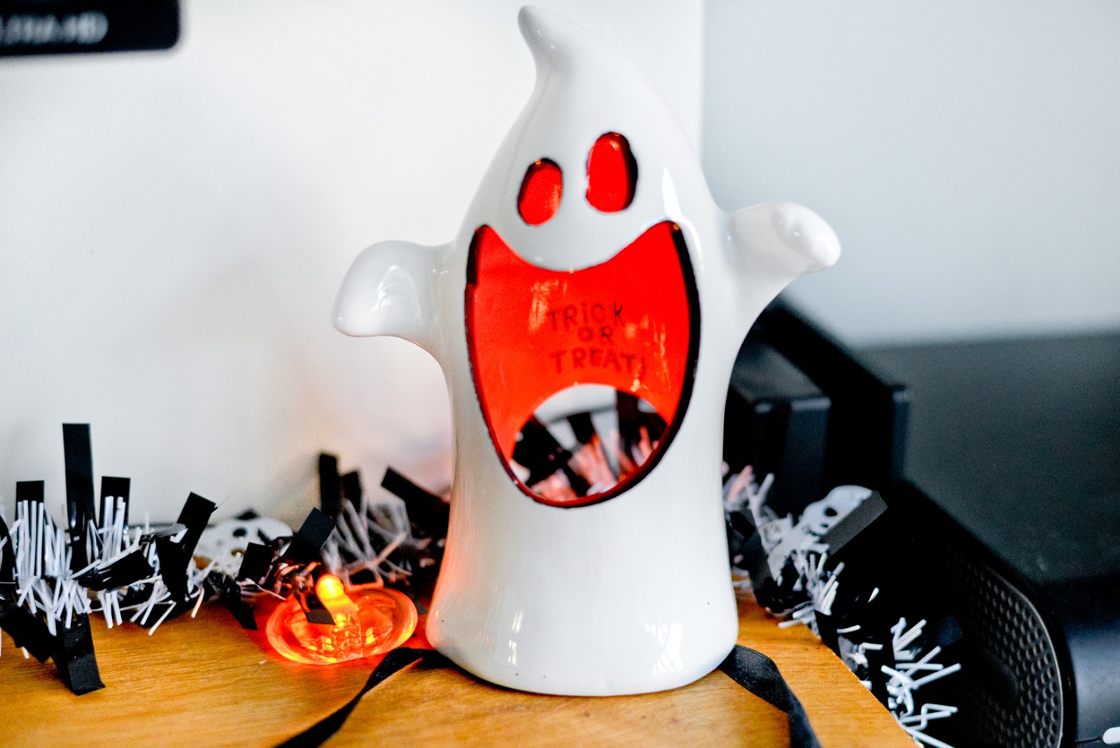 halloween home decor, halloween decor, halloween fireplace, halloween mantelpiece, 