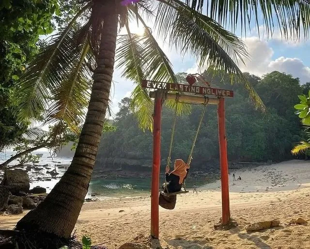 Pantai Tamban: Harga Tiket Masuk, Penginapan & Lokasi