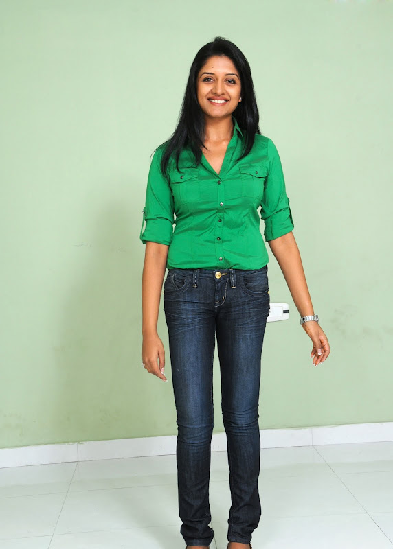 Actress Vimala Raman HQ Latest Stills Photoshoot images