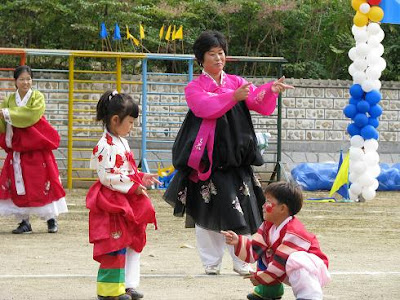 Korean Fashion Clothes Free Download on Eventually The Kids Dawned Traditional Korean Clothing And Did A Story