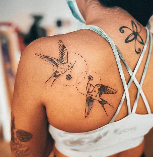 40 tatuagens de pardal delicadas e encantadoras para mulheres