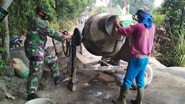 Babinsa Manisrenggo Gotong-Rorong Bersama Masyarakat Dalam Pengerasan Akses Jalan