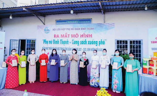 Lãnh đạo Hội LHPN thành phố tặng sách cho Hội cơ sở tại lễ ra mắt mô hình “Phụ nữ Bình Thạnh  cùng sách xuống phố” trên tuyến đường Trường Sa, Phường 19.