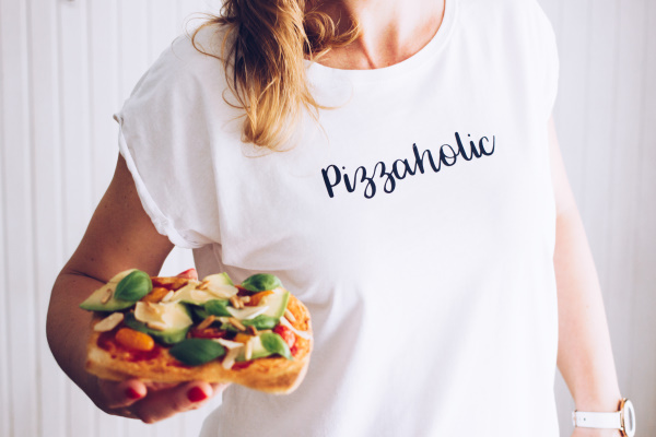 Pizza geht immer und überall! Deshalb verrate ich euch mein liebstes Sommer-Pizza Rezept: Pizza mit Avocado, Tomaten, Basilikum, Pinienkernen und Parmesan. Lecker!