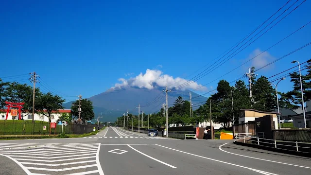 御殿場から富士山スカイラインで富士宮口五合目へ上り、宝永山火口縁までハイキング。富士宮側に下りて、お茶畑と富士山のビュースポット「大淵笹場」に寄って富士駅まで走るサイクリングコース