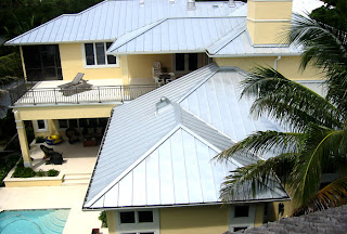 Telhados modernos de casas grandes