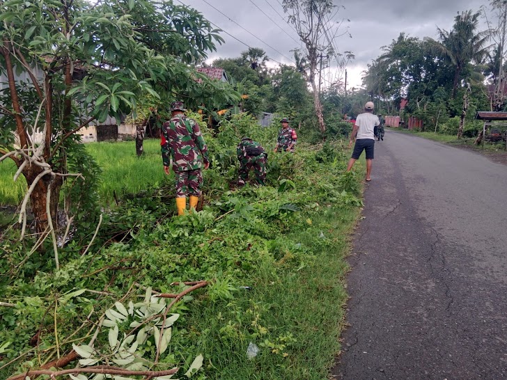 Koramil 1426-05/Marbo Bersama Warga Laksanakan Kerja Bakti Bersihkan Bahu Jalan 