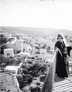 فتاة من القدس منطقة جبل المكبر تلبس ثوب منطقة القدس عام ١٨٨٠