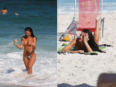 Luciana Costa faz topless na praia e paga peitinho