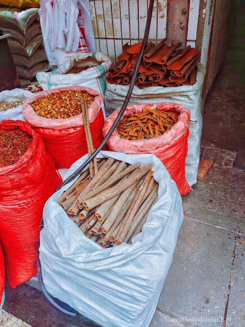 Cynamonowiec chinski wonny kassja cassia rodzaje cynamonu przyprawy jak rosnie cynamon w Azji smak zapach zastosowanie właściwości chinese cinnamon występowanie pochodzenie gdzie rośnie