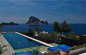 casa en Ibiza decorada con aire bohemio piscina infinita chicanddeco