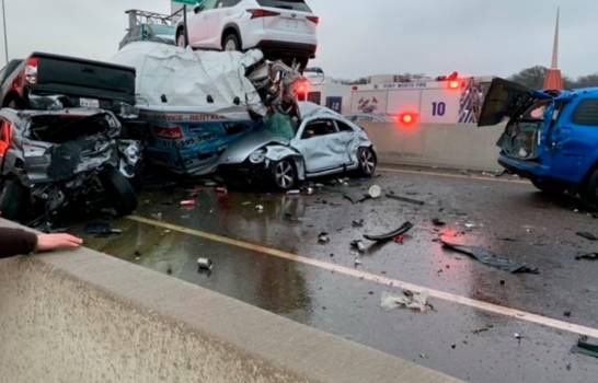 Camioneta con 25 pasajeros choca en Texas; hay 11 muertos