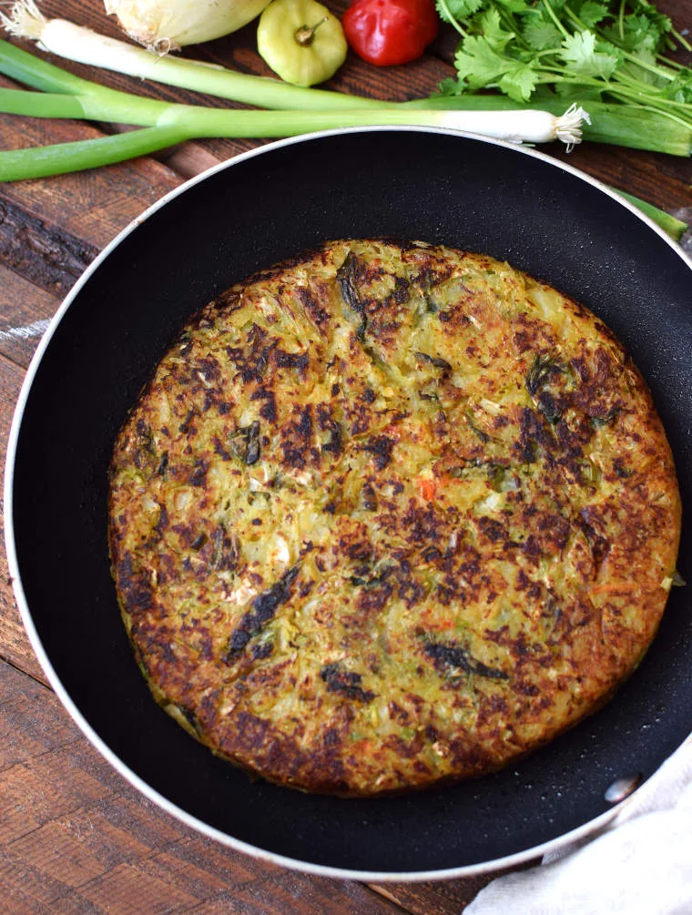 Tortilla de papas y vegetales vegana en sartén