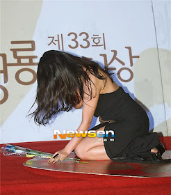 As she stepped on her long hem, Ha Na Kyung tripped. However, some newspapers said that Ha Na Kyung deliberately falls to 'create a career boost.'