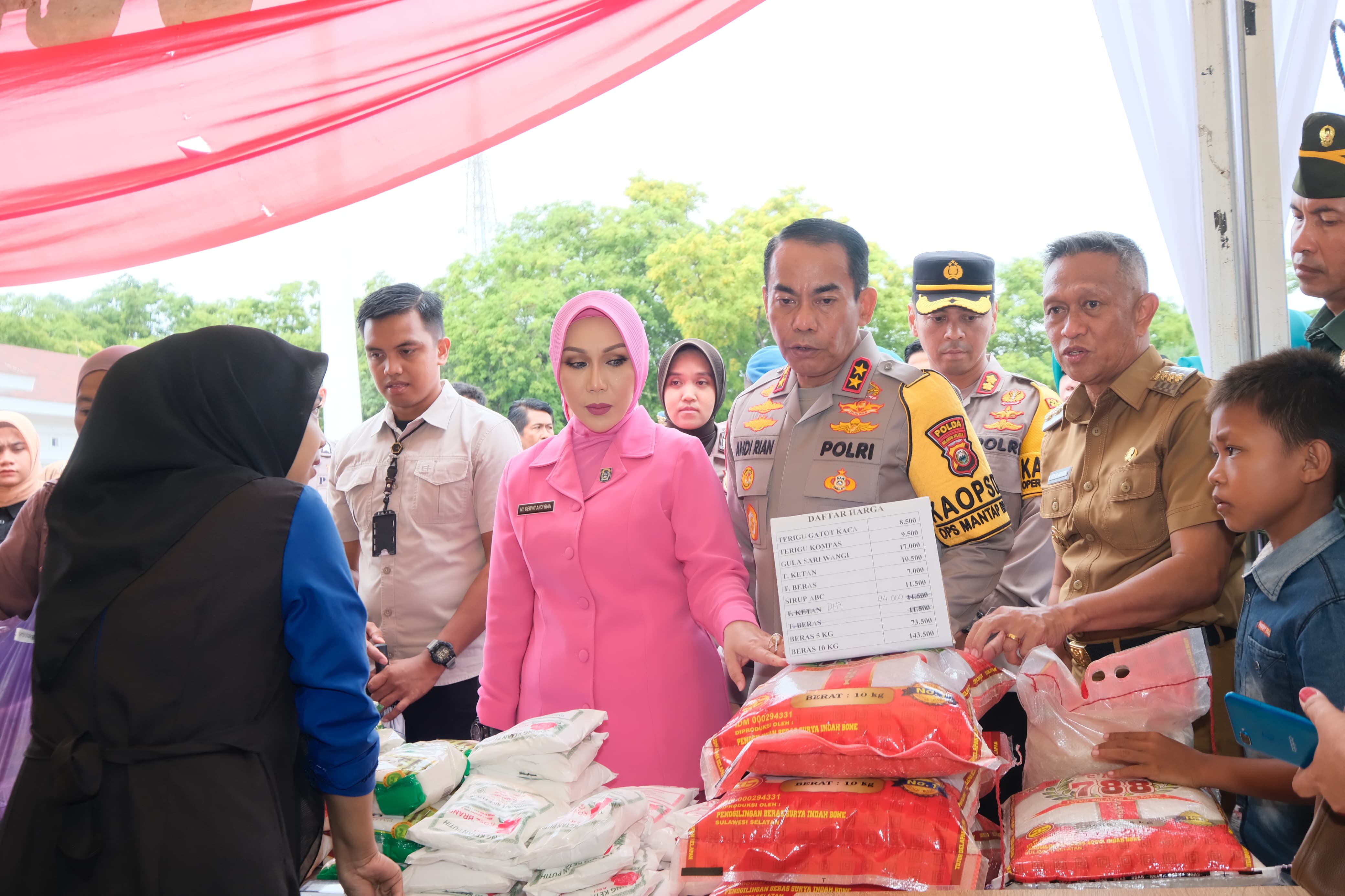 Kapolda Sulsel Gelar Bakti Sosial, Bakti Kesehatan dan Pasar Murah