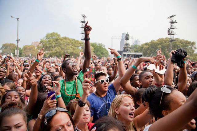 Music lovers crowd Philadelphia's Benjamin Franklin Parkway for Budweiser Made In America