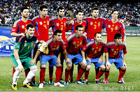 Selección de ESPAÑA - Temporada 2011-12 - Xabi Alonso, Javi Martínez, Albiol, Iraola, Piqué, Sergio Ramos; Casillas, Cazorla, Arbeloa, Iniesta y Silva - ITALIA 2 (Montolivo, Aquilani), ESPAÑA 1 (Xabi Alonso) - 10/08/2011 - Partido amistoso - Bari (Italia), estadio San Nicola - Alineación: Casillas (Víctor Valdés, 45’); Iraola (Thiago Alcántara, 45’), Albiol, Piqué (Busquets, 46’), Arbeloa; Xabi Alonso, Javi Martínez, Cazorla (Mata, 80’), Iniesta (Villa, 45’), Silva; Fernando Torres (Fernando Llorente, 14’)