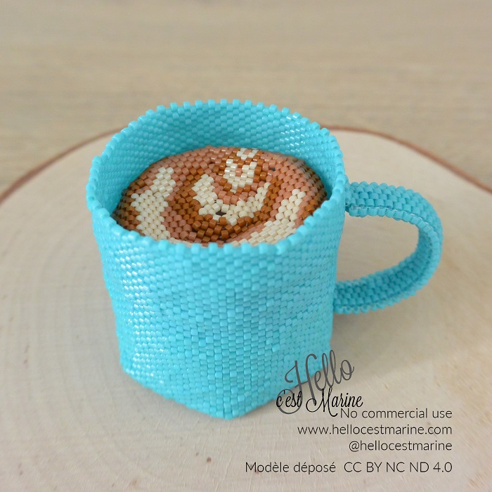 Tasse turquoise avec cappuccino en perles Miyuki, tissée en peyote circulaire par Hello c'est Marine