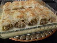 Bandeja  de canelones de rustido con bechamel.