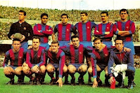 C. F. BARCELONA - Barcelona, España - Temporada 1965-66 - Pesudo, Benítez, Olivella, Eladio, Vergés y Torres; Rifé, Muller, Zaldúa, Fusté, Zaballa y Ángel Mur (masajista). REAL MADRID C. F. 1 (Félix Ruiz) C. F. BARCELONA 3 (Fusté 2, Zaldúa). 19/12/1065. Campeonato de Liga de 1ª División, jornada 14. Madrid, estadio Santiago Bernabeu.