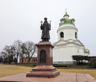 Прилуки. Площадь Иоасафа Белгородского. Памятник святителю Прилукскому (Горленко)