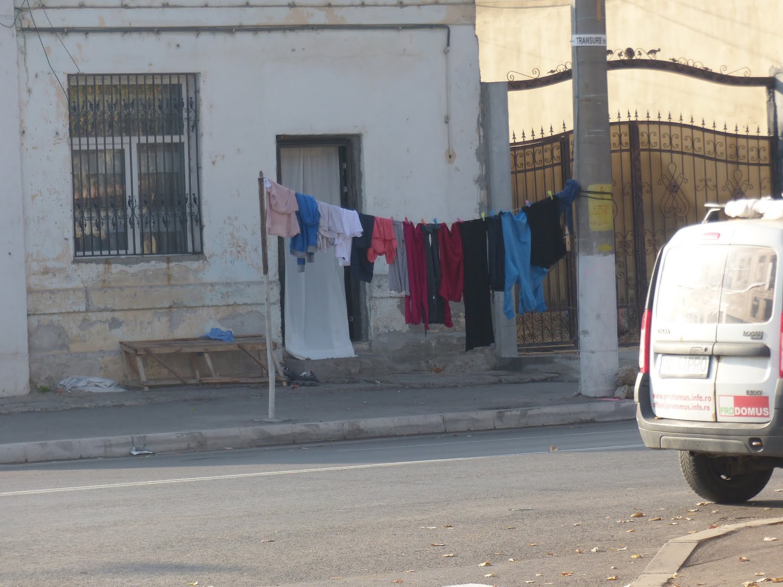 La uscat hainele în stradă pe sârma de rufe prinsă de stâlpul public