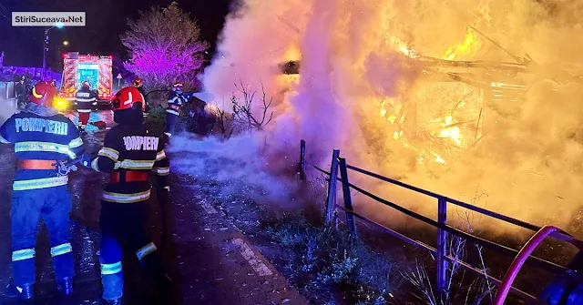 Gospodărie nelocuită cuprinsă de un incendiu, la Marginea. Concluzia criminaliștilor: focul a fost provocat de un scurtcircuit electric