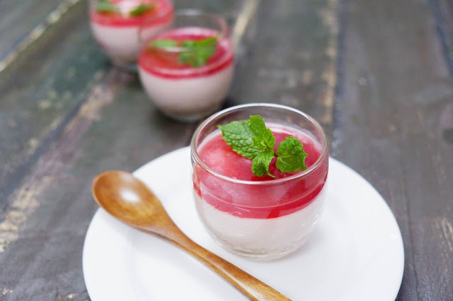 Cách làm Panna cotta vải thiều và mận hậu