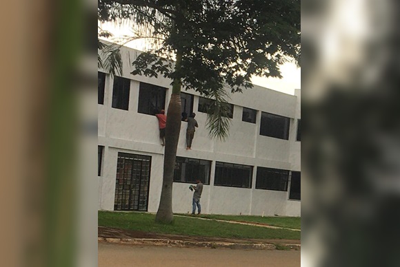 CABECEIRAS: Menores são flagrados escalando o prédio da Prefeitura
