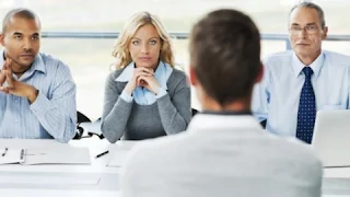 في الماضي، كانت عملية البحث عن وظيفة تتبع قواعد ثابتة وواضحة. كل ما كان يتطلبه الأمر هو إعداد سيرة ذاتية، التقدم للوظائف المناسبة، والتدرب على إجابات أسئلة المقابلات. ومع ذلك، تغيرت هذه القواعد بشكل كبير. اليوم، يجب على الباحثين عن العمل اتباع استراتيجيات حديثة لضمان الحصول على وظيفة بشكل أسرع وبأقل مجهود.