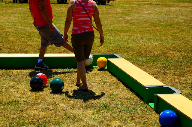 giant billiard game