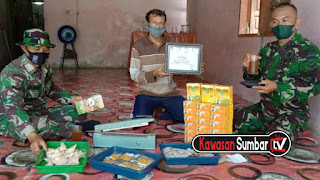 Anggota Satgas Kunjungi Rumah Produksi Teh Gambir Milik Warga