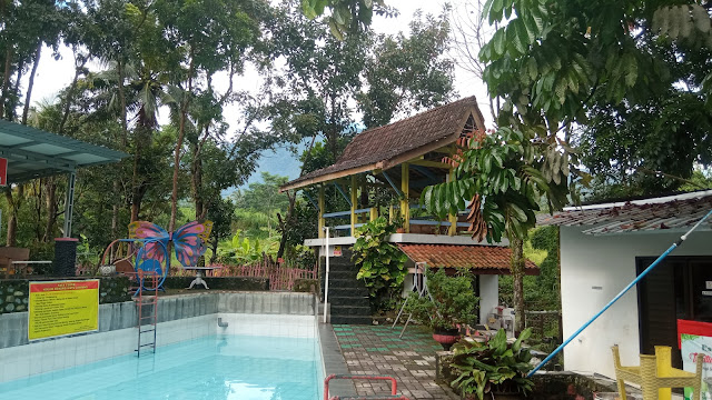 Berenang Murah-Meriah di Kolam Renang Watu Lumpang di Genuk Ungaran