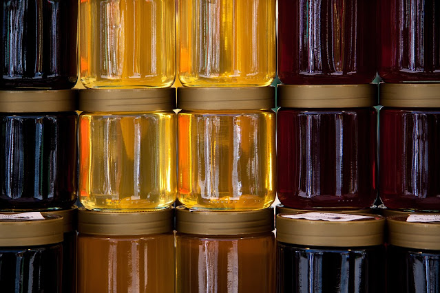 Τα σκουρόχρωμα μέλια, περιέχουν περισσότερα ιχνοστοιχεία και  σίδηρο.