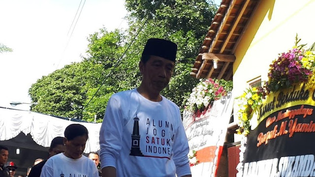 Jokowi Takziah ke Rumah Duka Ketum Seknas M Yamin