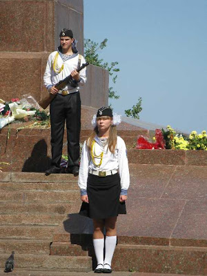 Старшеклассники одесских школ в почётном карауле у памятника неизвестному матросу