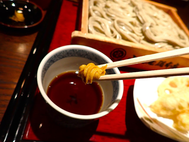 您可以在蕎麥麵醬汁（SobaTuyu）中添加“芥末（Karashi）”或直接與蕎麥麵一起食用。
