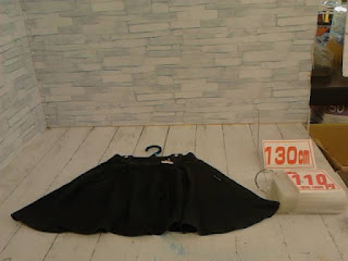 中古品　子供服　１３０ｃｍ　ブラック　スカート　１１０円