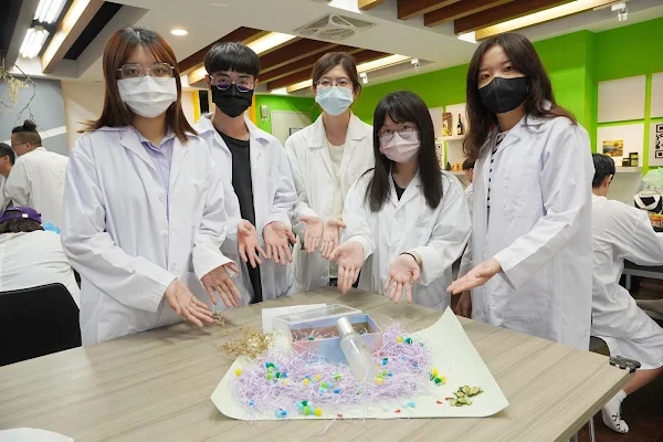 ▲大葉大學藥保系中藥化妝品學課程學生展示期末成果。（大葉大學提供）