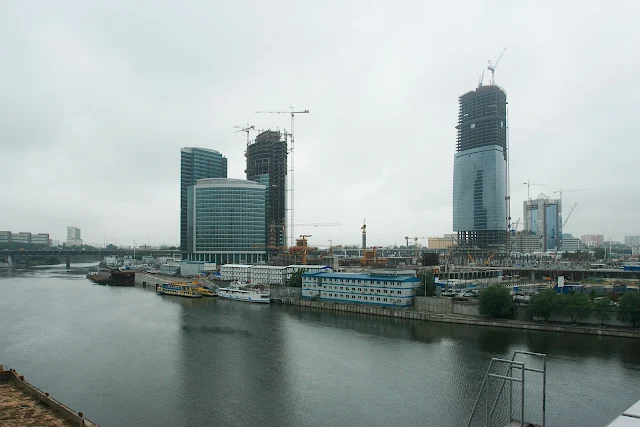 вид с моста «Багратион», Москва-река, «Башня на Набережной», «Башня Федерация», «Северная башня»