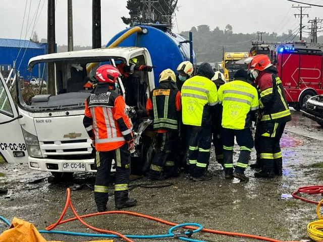 Dos lesionados dejó colisión entre camión y vehículo menor  en Puerto Montt