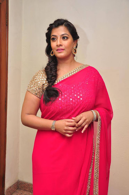 VaraLakshmi Sarathkumar hot pics in saree