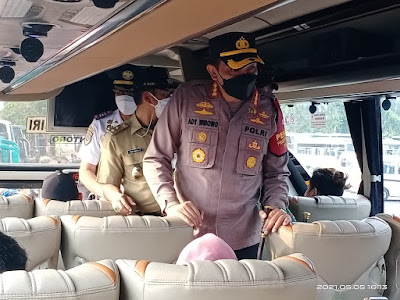 Kapolres Metro Jakarta Barat dan Wakil Walikota Jakarta Barat Sidak Terminal Bus Kalideres Menjelang Idul Fitri 2021