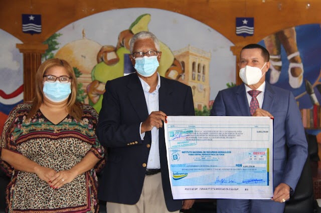 Consejo de Administración Los Toros entrega fondos para comprar catamarán en Azua