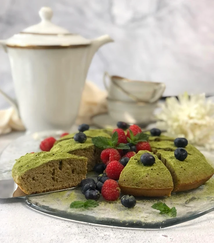 Bizcocho de té macha con frutos rojos