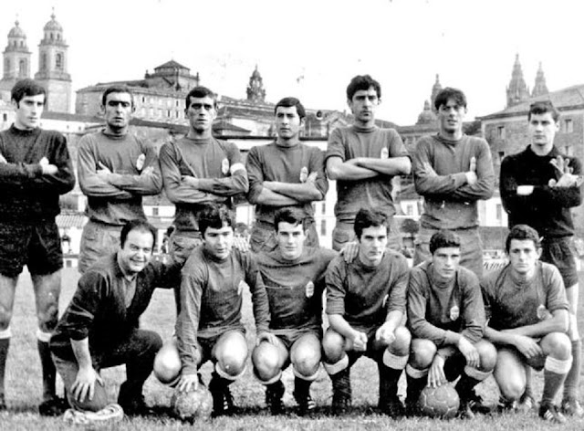 📸S. D. VETUSTA 📆11 noviembre 1968 ⬆️Alberto, César, Poladura II, Fueyo, Vicente, Chuso y Gelu. ⬇️Quique (masajista), Quico, Amarildo, David, Ordóñez y Ruisánchez. S. D. COMPOSTELA 2 🆚 S. D VETUSTA 0 Domingo 10/11/1968. Campeonato de Liga de 3ª División, Grupo I, jornada 9. Santiago de Compostela, La Coruña, campo de Santa Isabel.